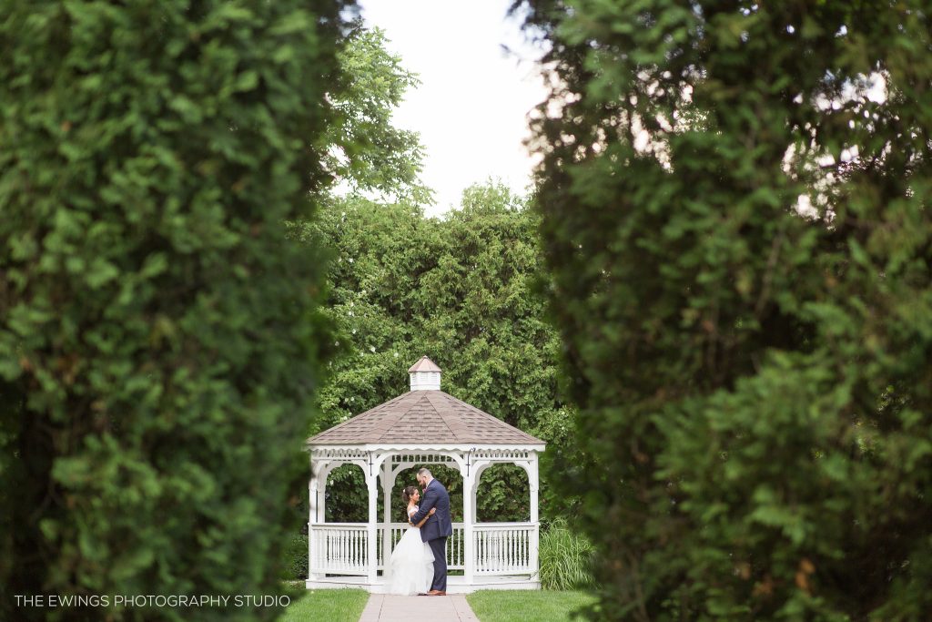 Chocksett Inn wedding photographers in Sterling MA photograph a garden wedding venue in Central Mass that can accommodate over 200 people.