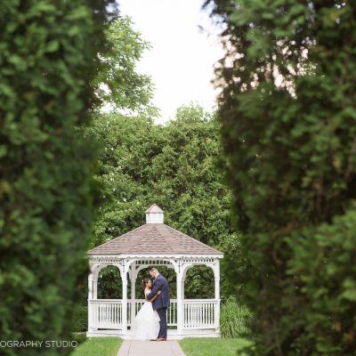 Chocksett Inn wedding photographers in Sterling MA photograph a garden wedding venue in Central Mass that can accommodate over 200 people.